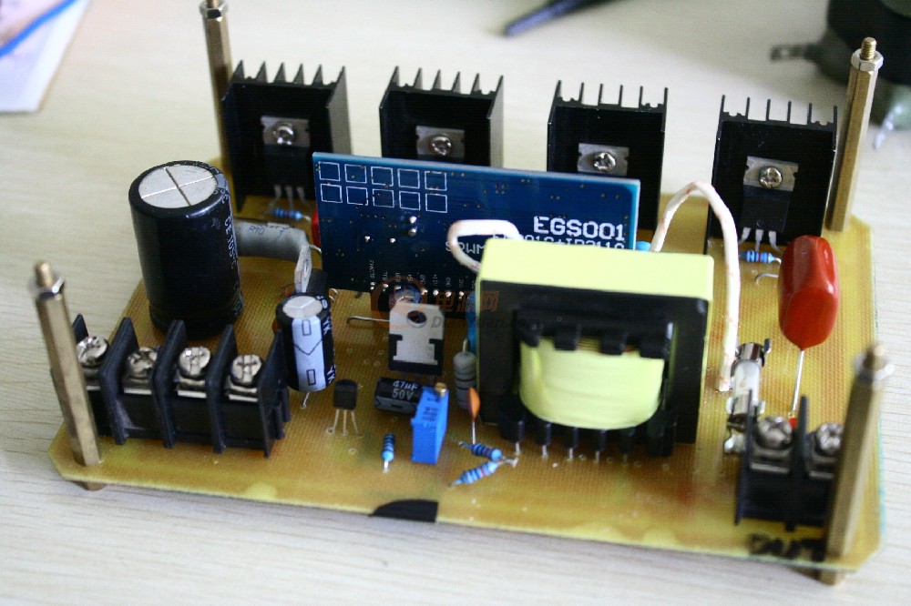 充電器不接入電池就不輸出電壓，是怎樣實(shí)現(xiàn)的?